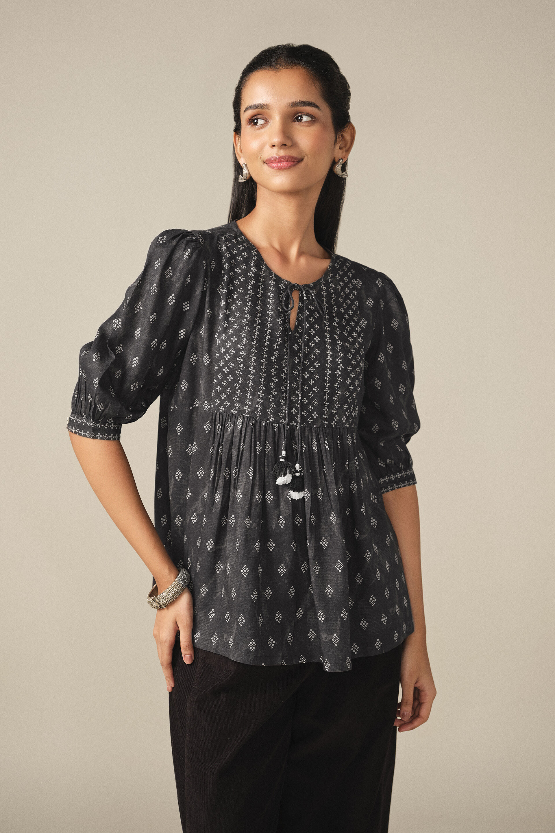 Printed Puff Sleeves Top in Black